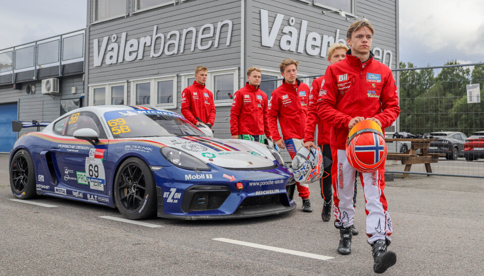 Kandidatene til årets største talentkonkurranse i norsk bilsport, Bilsporttalentet, foran pitbygningen på Vålerbanen med Porsche Cayman GT4 som er en av øvelsene. I front Vegard Klemetsen, deretter Marcus Ahlmann Sæter, Emil Christian Gjerdrum, Edward Alexander Husa og Petter Johnsen Fuglestveit.