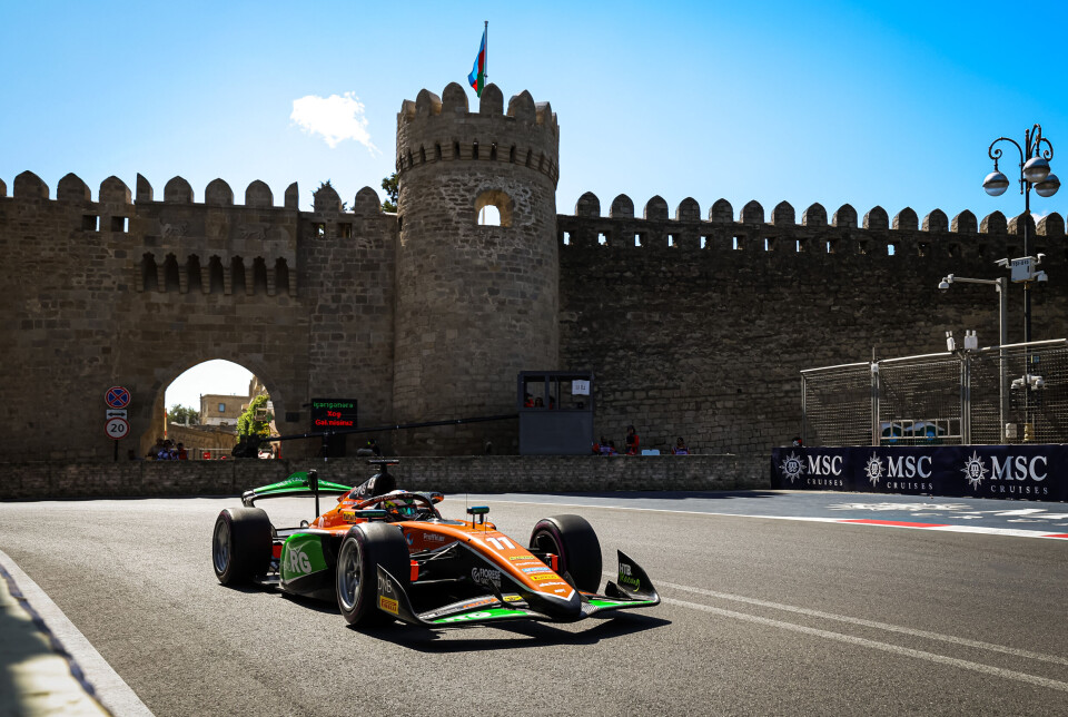 For 368 dager siden kjørte Dennis Hauger sitt siste Formel 2-løp i Baku. Denne helgen skal Stenshorne kjøre sitt første Formel 2-løp på samme sted.