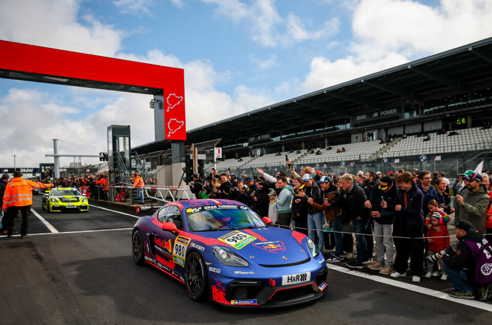 Max Verstappen måtte kjøre en GT4-bil med mindre effekt for å oppnå A-lisensen. Her kjørte han i samme klasse som norske Oskar Sandberg, og kjempet tidvis med det norske TCR-teamet Møller Bil Motorsport.