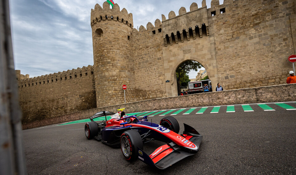 Martinius Stenshorne trives tilsynelatende godt i Formel 2-bilen.