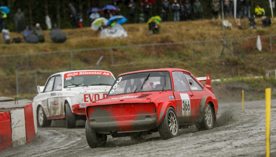 Her er Kenneth Kristiansen tilbake igjen på Momarken, få uker etter at både bilen og bena hans var i en helt annet tilstand.