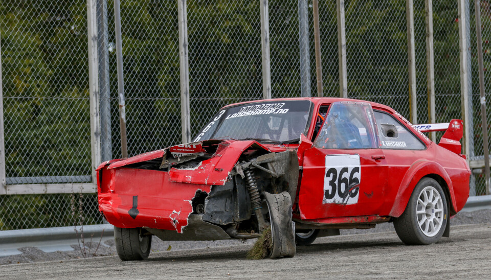 Ingenting var igjen av venstre front på Kenneths Ford Escort Mk2 etter smellen på Momarken. De fleste som tittet på den tenkte at dette ikke var mulig å reparere, ifølge Kenneth. Og det tente en gnist i ham for å motbevise at alle andre tar feil.