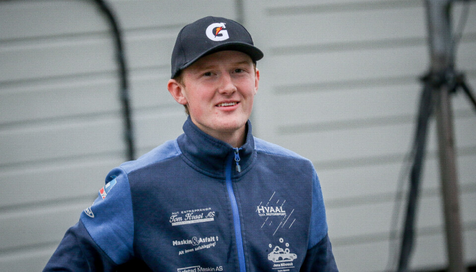 Jens Hvaal satt alene utenfor klubbhuset og seierspallen på Konsmo, i fullstendig usikkerhet om utfallet av norgesmesterskapet, da vi skulle ta gullpraten med ham. Selv med gratulasjoner fra både Parc Fermé og en rekke andre i depotet, så tok det lang tid før han turte å erkjenne at han er norgesmester i ett av årets tøffeste klasser i norsk bilsport.