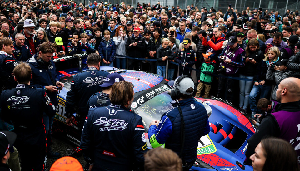 Max Verstappen drar med seg en uhorvelig mengde oppmerksomhet hvor hen han befinner seg, og med den åpenheten som hele NLS-mesterskapet tufter på, så er det heller ikke overraskende at folk pakker seg rundt Formel 1-stjernen.