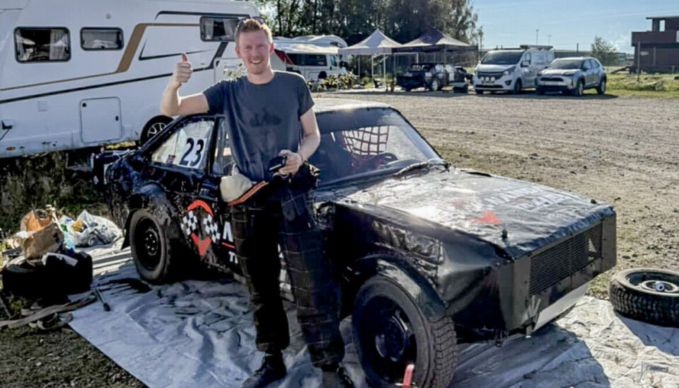 Erlend Nonstad med sin Ford Escort, en bil han måtte plukke fram i all desperasjon da hans opprinnelige NGK-doning tok kvelden under en uke før avreise.