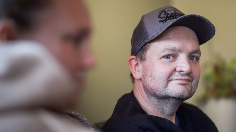 Richard Haget står frem med sin historie fra før, under og etter Rally Grimstad, der han i lang tid var kritisk skadd og ikke visste om han kom til å overleve. Nå er han i fullgang med rehabilitering, og håper en dag å sitte i rallybil igjen. På den «riktige» siden. I forgrunn sitter kona Kilma, en uvurdelig støtte i alle faser fra ulykken til inntraff til den situasjonen de står i den kommende tiden.