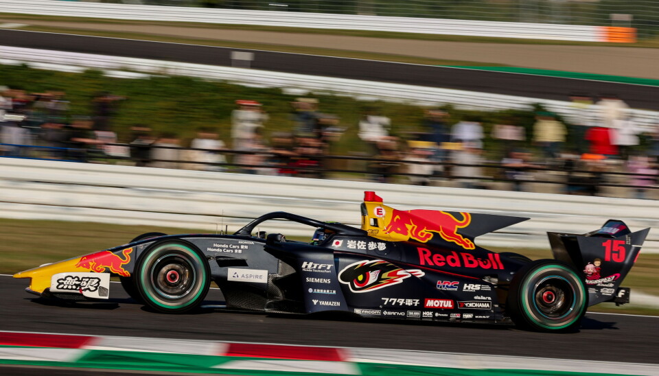 Slik doning skal Kalle Rovanperä håndtere i 2026, her med Red Bulls F1-junior Ayumu Iwasa bak spakene.