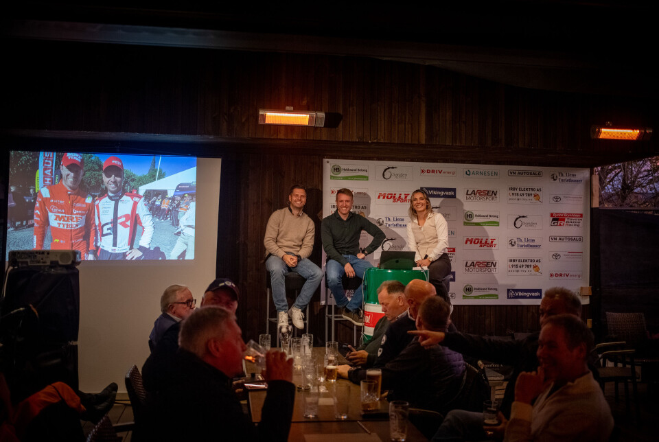 Eyvind Brynildsen, Frank Tore Larsen og Molly Pettit satte stemninga på Sanden Hotell i Hokksund under 10-årsjubileet til den tradisjonelle rallyfesten fra lokalmiljøet i Eiker-traktene.