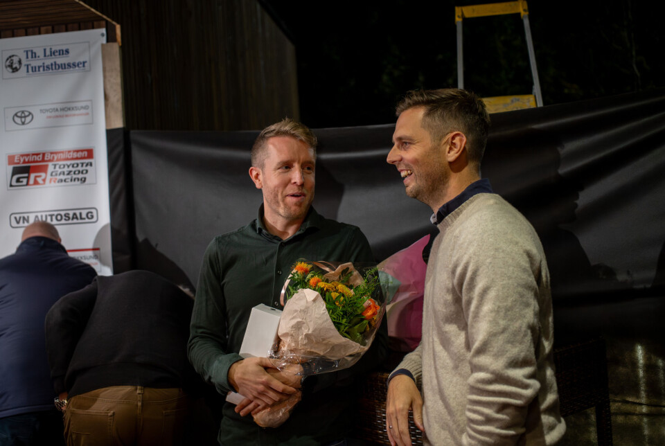 Frank Tore Larsen og Eyvind Brynildsen fikk blomster og solid applaus for en snau time med gode historier fra deres karrierer som få om noen hadde hørt tidligere.