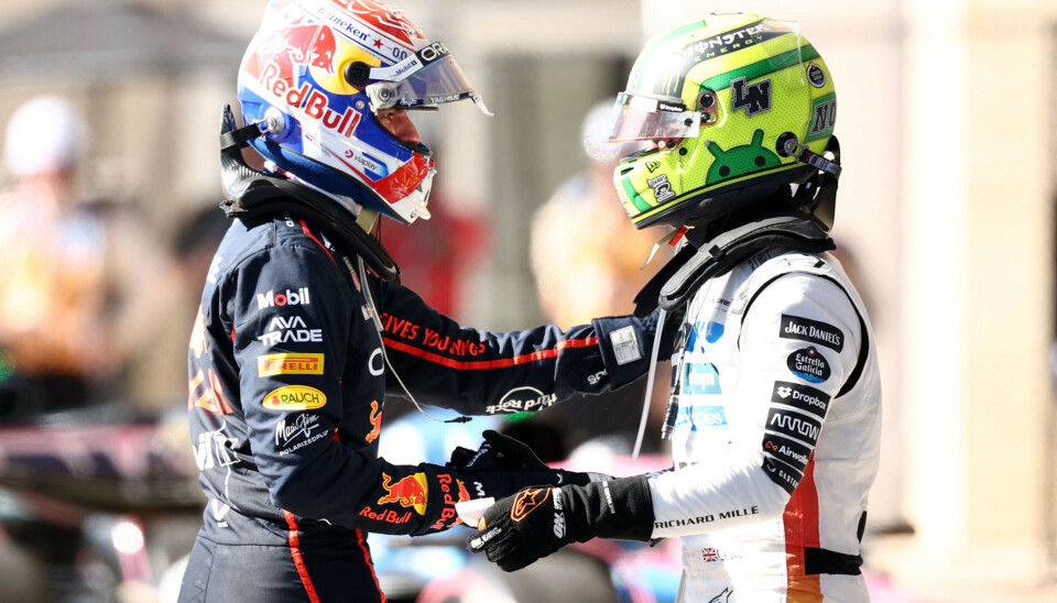 Max Verstappen og Lando Norris prøver begge å ta igjen Oscar Piastri.