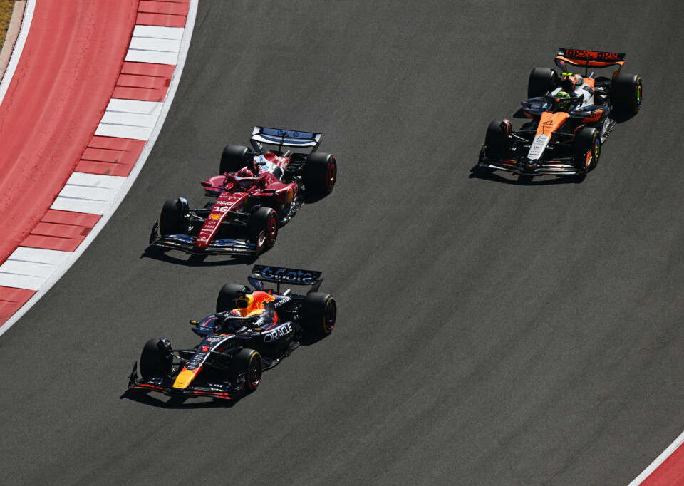 Red Bulls Max Veratappen kjører fra både Ferraris Charles Leclerc og McLarens Lando Norris. Nå kjører de også fra de andre i oppgraderings-kappløpet.