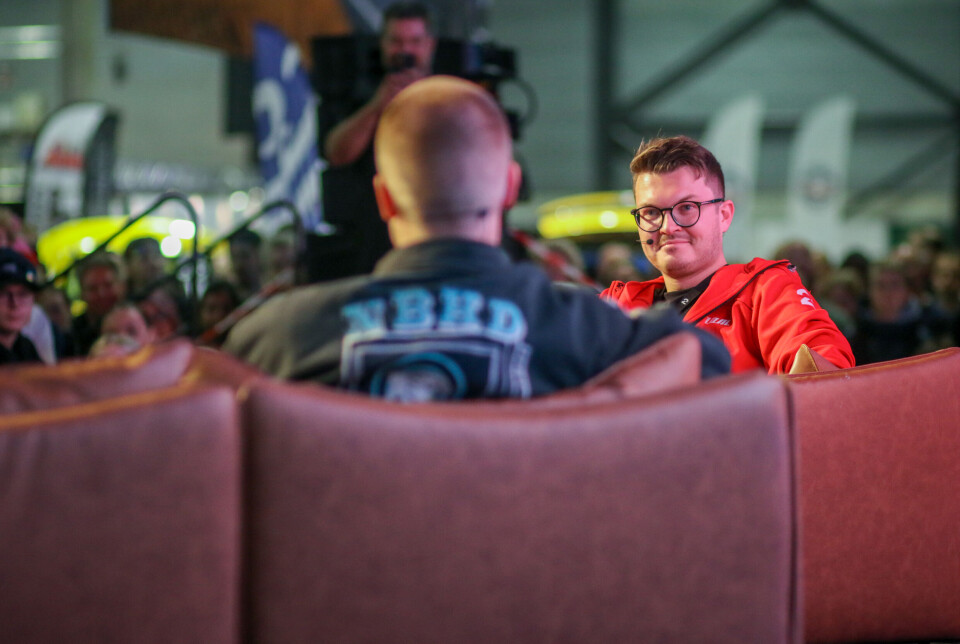 Mats Brustad har selv vært aktiv i bilsport gjennom crosskart i mange år. Nå er han Broom-redaksjonens frontfigur på scena under Oslo Motor Show. Her fra fjorårets Broom-prat med Herman Flesvig.