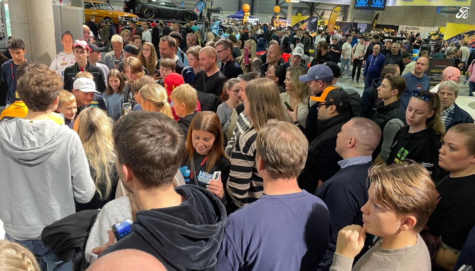 Dennis Hauger var en populær mann på Oslo Motor Show, her på jobb med selfies og autografer etter et av fire intevrju.